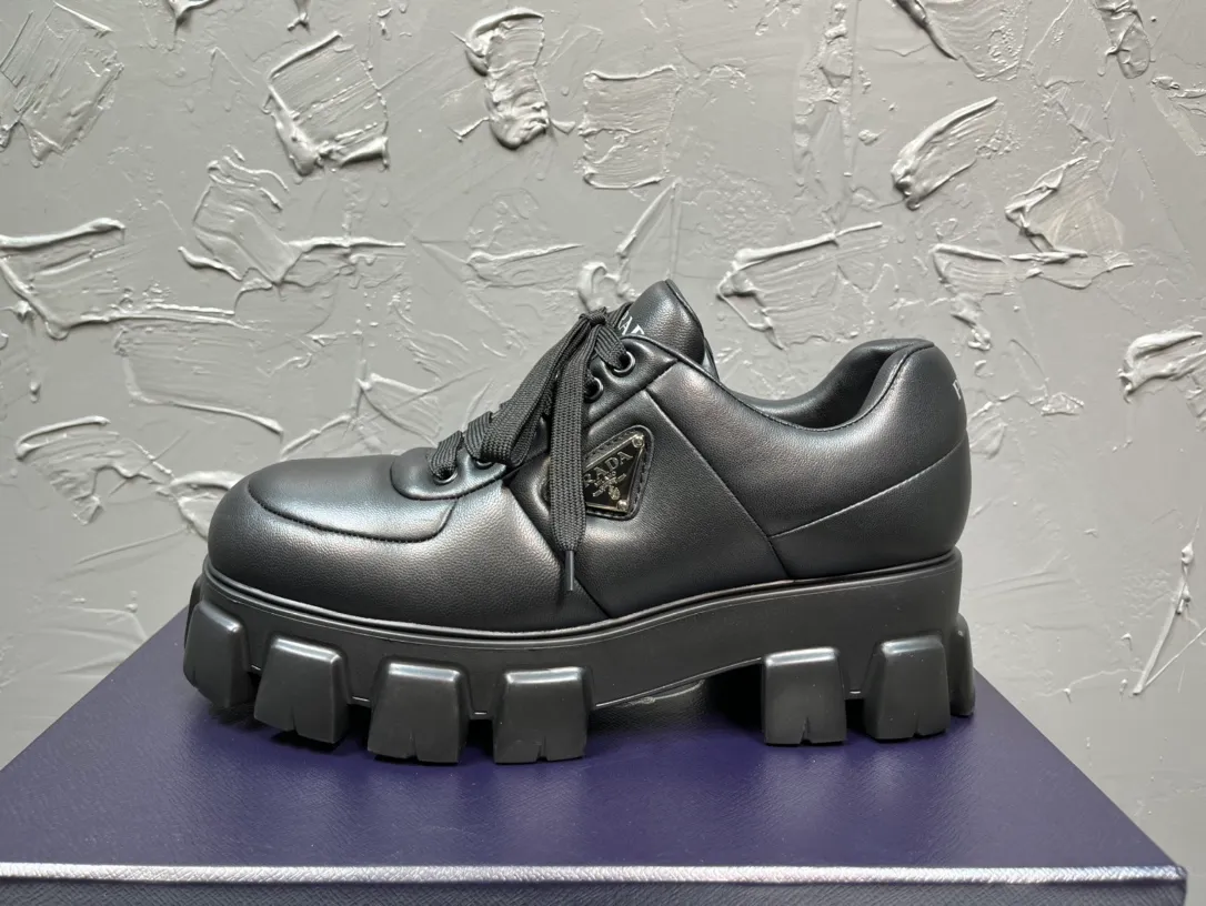 Men's shoes 💰820💰 🔥🔥🔥Top version 2025 new Prada Prada triangular enamel logo, round toe bolder shoes, bread shoes, developed one to one with the original version, outsole one to one private molding, the fabric is imported sheepskin, lining imported sheepskin, foot pad sheepskin, sole height 5cm, outsole original rubber foam sole, code number 39-46